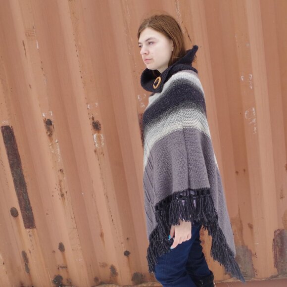 Vintage Ladies  100%  Wool Poncho With Fringes - Picture 6 of 8